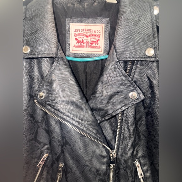 🚨Levi's Women's Textured Black Leather Jacket - Picture 5 of 11
